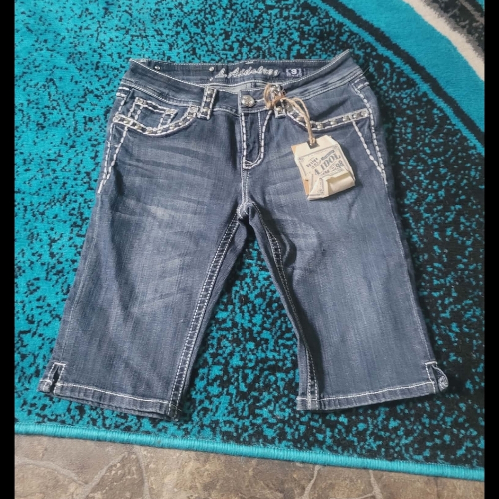 LA IDOL Capri Shorts NWT Size 9